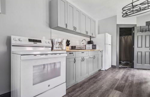 THE 1023 With Private Yard & Parking, Near Falls & Casino by Niagara Hospitality - Foto 18