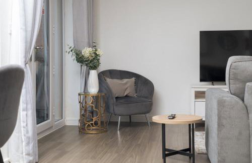 Comfortable 2-Bed Home with Parking & Fast Wi-Fi! - Photo 26