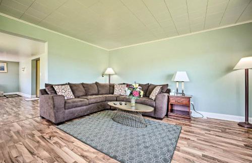 3 Mi to Lake Michigan Access Sawyer Home with Patio - Foto 3