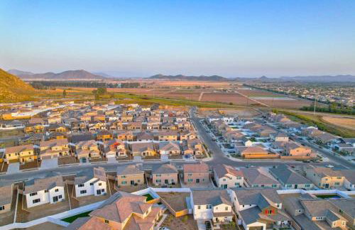 Entire Private Home with 4 Bedrooms 2 Bathrooms, Mountain Edge, New House, Ranch, Gated Yard, Available Now - Foto 43