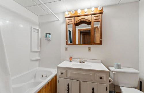 8BR 5BA Huge Dog Friendly Log Cabin near Wisconsin Dells and Lake sleeps 25plus - Foto 25