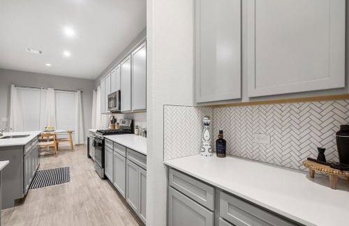 Luxe Modern 4B House with Office 20 min to DT - Foto 37