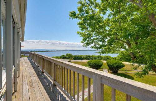 Deck with Water View Coastal Escape Near P-Town! - Foto 34