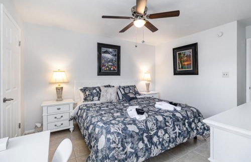 Tranquil Condo Walk to Beach - Foto 16