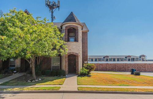 The Castle! by the Lake with Pool & Balcony West Plano - Foto 1