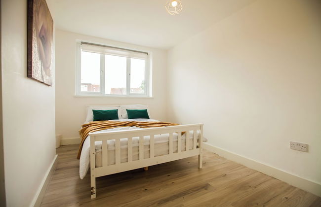 Coombe Hill 2 bedroom House & Parking - Photo 4