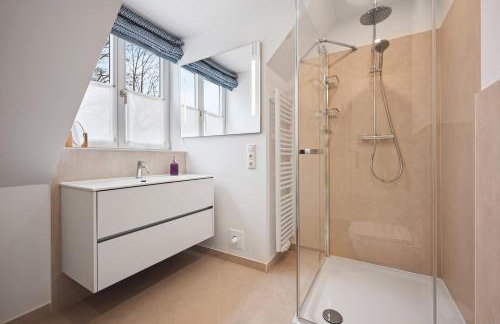 GUT KLETKAMP "Mühlenhof 5" - Ruhige Ferienwohnung mit 3 Schlafzimmern I Terrasse mit See- & Naturblick I Gemeinschaftsgarten I 15 Min zur Ostsee I Küche I Parkplatz I Waschmaschine I WLAN - Foto 9