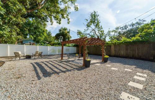 Cozy bungalow with Luxe Yard, Firepit, Pergola Area - Foto 11