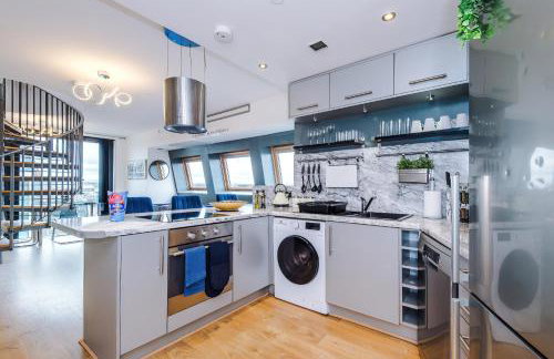 Stylish Penthouse, Free Parking, Pool Table, PS4 - Foto 27