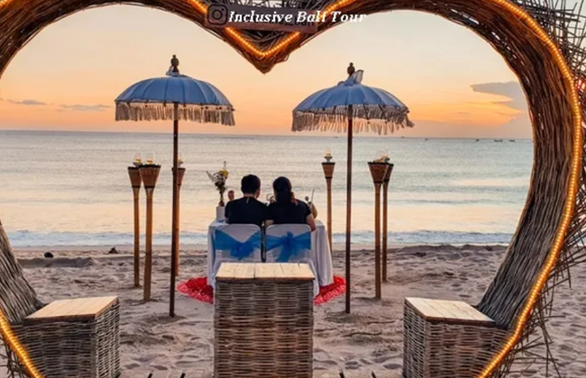 Cena a la luz de las velas en la playa de Jimbaran con comida vegetariana india - Foto 1