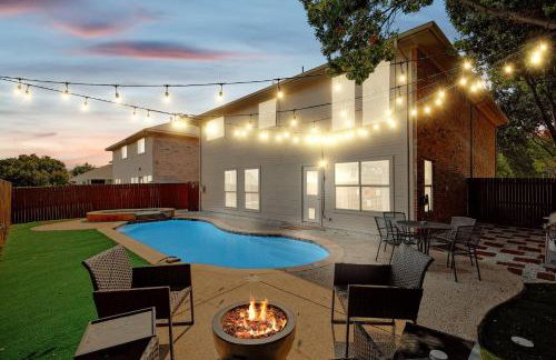 Modern Comforts & Classic Charm w Pool 5BD - Foto 1
