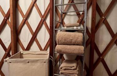 Incredible Equipped Yurt Amazing for a Glamping Experience in East Meredith, New York - Foto 16