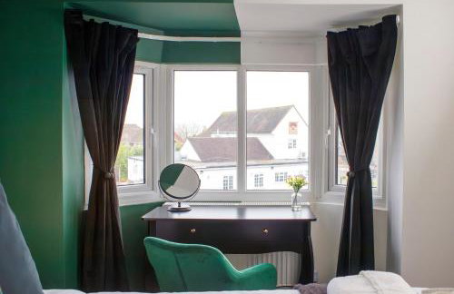 6 BR 3 Bath Spacious Tudor House & Free Parking - Foto 45