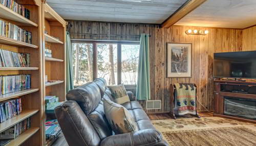 Lakefront Townsend Cabin with Fire Pit and Dock! - Foto 4