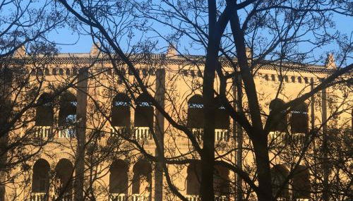 Duerme junto a la Plaza de Toros de Granada. - Foto 5