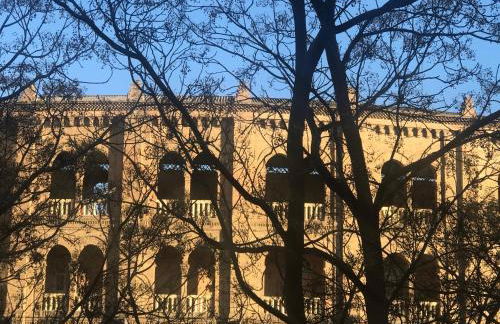 Duerme junto a la Plaza de Toros de Granada. - Foto 5