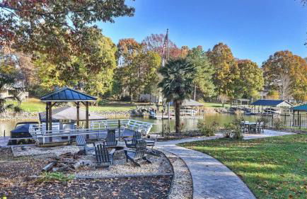 Lakefront Home Private Dock, Tiki Bar, Firepit Shore to Please by Avantstay - Foto 91