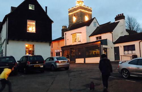 Charming Tudor riverside house - Foto 26