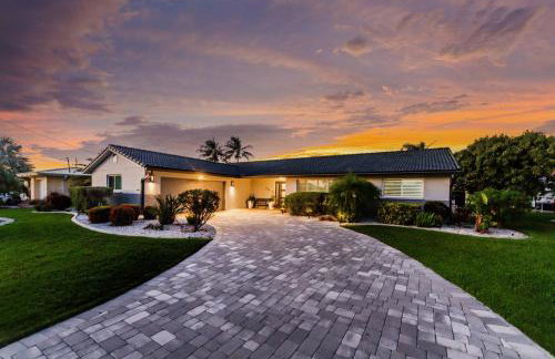 Tranquility Waterfront Villa with Pool & Dock - Photo 32
