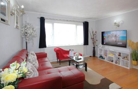 Cheerful 3 Bedroom 2 Bathroom Bungalow by CozyNest - Photo 9