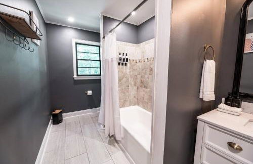 Modern Stay on Green Valley - 2.5 Mi to Downtown - Foto 14