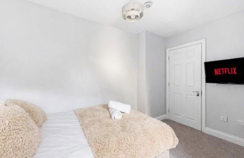 Loughton House - Central Location - Driveway Parking, Self-Check-In, Garden, Super-Fast Wifi and Smart TVs by Yoko Property - Foto 15