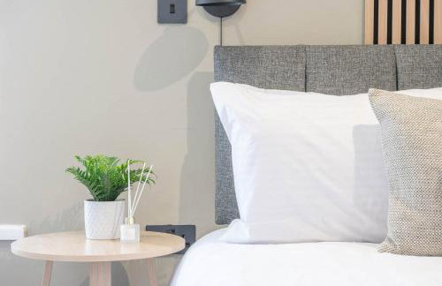 Stylish 2 Bedroom Flat Near Leeds Centre with Free Parking, Ideal for Contractors & Long Stays - NordStay - Foto 12