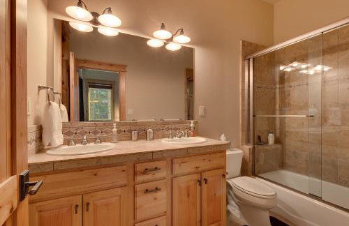 Skislope Manor - Spacious Tahoe Donner 4 BR with Gorgeous Home Theater and Hot Tub - Foto 21