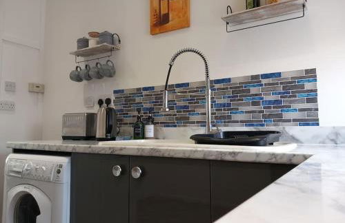 Springfield Apartment - Train to Glasgow or Edinburgh - Private Parking & Wifi - Photo 12