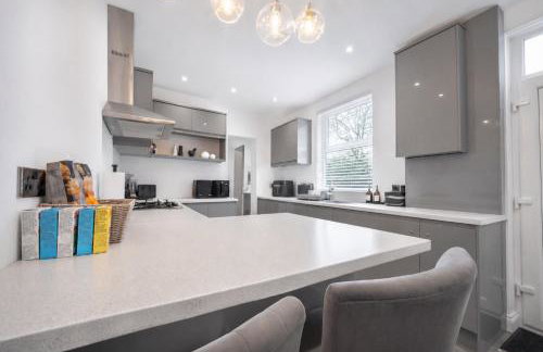 The Manchester Haven Sleeps 10 Near City Centre Breakfast hamper included - Photo 19