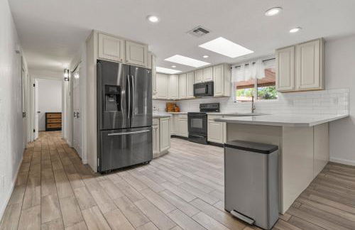 Luxe 4BR 2BTH l Pool & Grill l Central Location l Mountain View l Family Vacation l RV Site - Foto 10