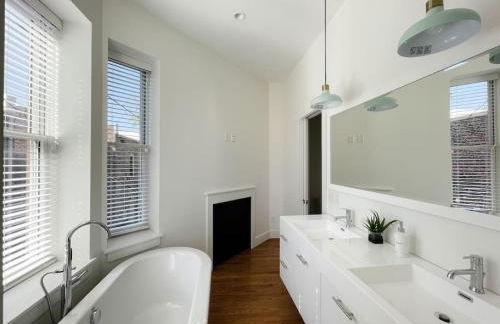 Historic 1900s Townhome with a Modern Flair - Foto 26