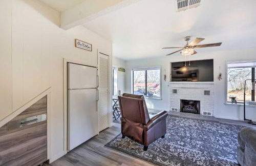 Lakefront Grove Cabin Shared Dock and Seasonal Pool - Foto 11