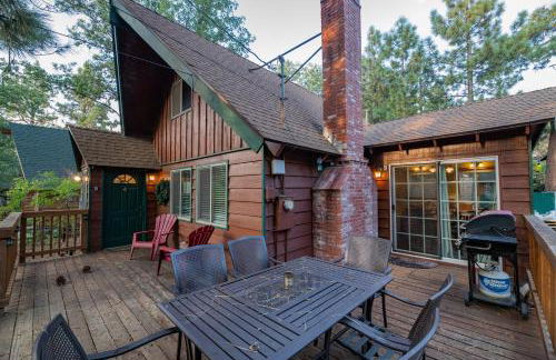 Far Enough Cabin - Chalet style cabin, walking distance to the trails! Foosball table! - Foto 2