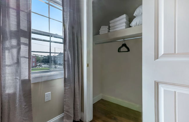 2BD Spacious condo Steps from ST Charles - Foto 8