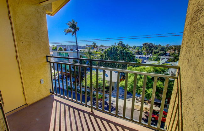 Sunshine Suites at Hillcrest - Photo 27