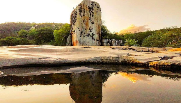 La imponente roca en el complejo arqueológico