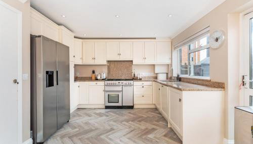 Guildford - 4 Bedroom House - Private Parking - Foto 3, Other