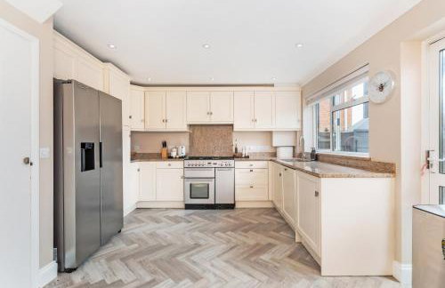 Guildford - 4 Bedroom House - Private Parking - Photo 3