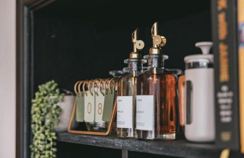 Large 7 Bedroom House for Families and Work Crews Hot Tub Parking Wi-Fi sleeps 17 - Foto 9