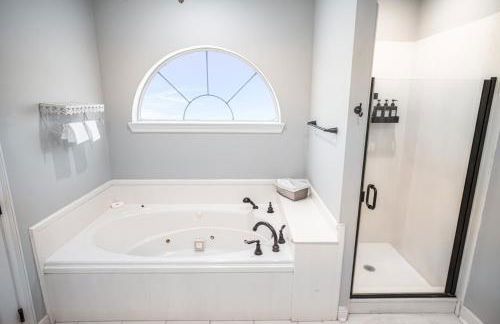 Bayou Breeze Retreat with Pool & River Access - Foto 12