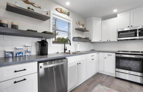 Waterfront Home Game Room Ping Pong Outdoor Bar Area - Foto 27