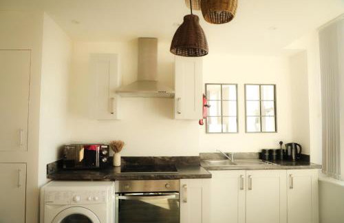 Bradford City Centre Walk To Trains, Dining, 65' Smart TV, Perfect For Working Professionals - Foto 7