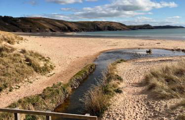 2 BR Beach Woods chalet with parking, 5 mins to beach - Foto 1