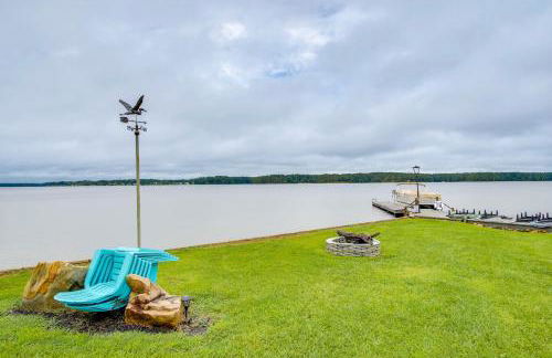 Lakefront Home with Hot Tub and Dock in Cross Hill! - Foto 36