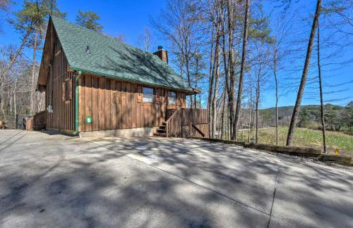 Helen Cabin with Deck and Hot Tub Less Than half Mi to Main St - Foto 32