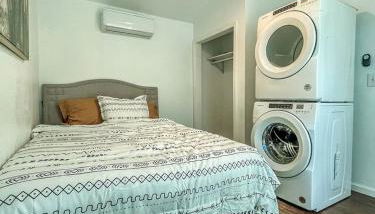 Cozy Tiny House Ideal for a Couples Retreat in Lake Hills, Texas - Photo 4