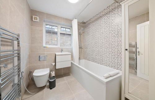 4 Bed House in Maidenhead, by ARP Homes, Driveway & Big Private Patio, Perfect Location for Business and Family Stays - Foto 30