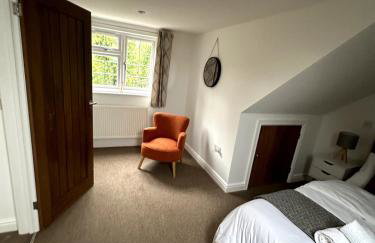 Modern Detached 4-Bedroom 2-Bath Home, Guildford - Photo 5