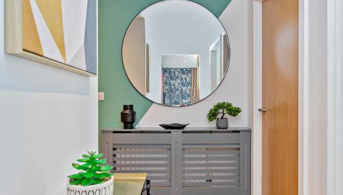 LUXURY AIRPORT SUITE, FREE Parking, FANTASTIC Location, Close To Airport, Train Station And Town Centre - Foto 3, Lobby or reception